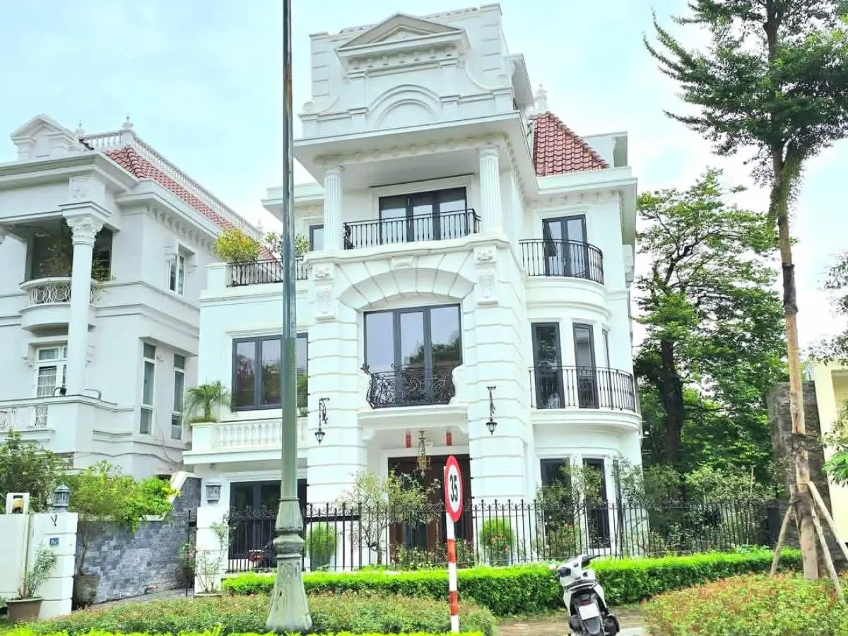 Bán biệt thự Ciputra Tây Hồ, Lô góc 305m2, 4 tầng, thang máy, nội thất nhập khẩu